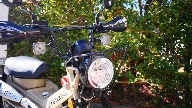 画像: ▲キタコのフロントキャリアは装着すると「CT110」のルックスにぐっと近づく。税込価格:5500円