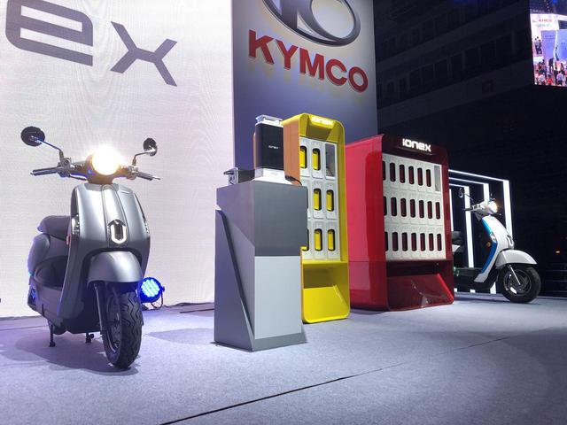 画像: 電動スクーター「New Many 110 EV」とアイオネックスの展示。 www.autoby.jp