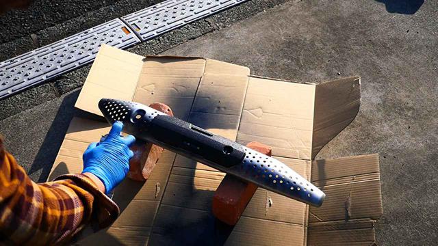 画像: ▲塗装は気温が20度以上30度以下で風のない日がベスト。塗装物を少し浮かせると、横側もしっかり塗れる。今回はレンガで浮かせた。