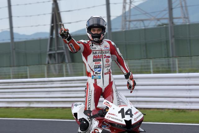 画像: レース2は#14埜口遥希が全日本ST600初優勝! カメラ目線ありがとー!