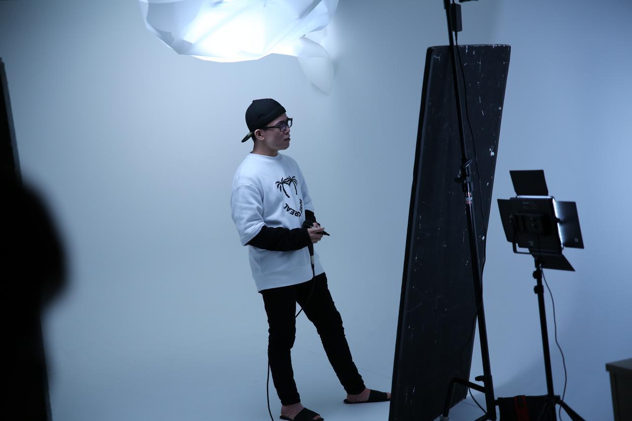 画像: ▲バイク王新CM挿入歌の収録に臨む『虹色侍』ずまさん。