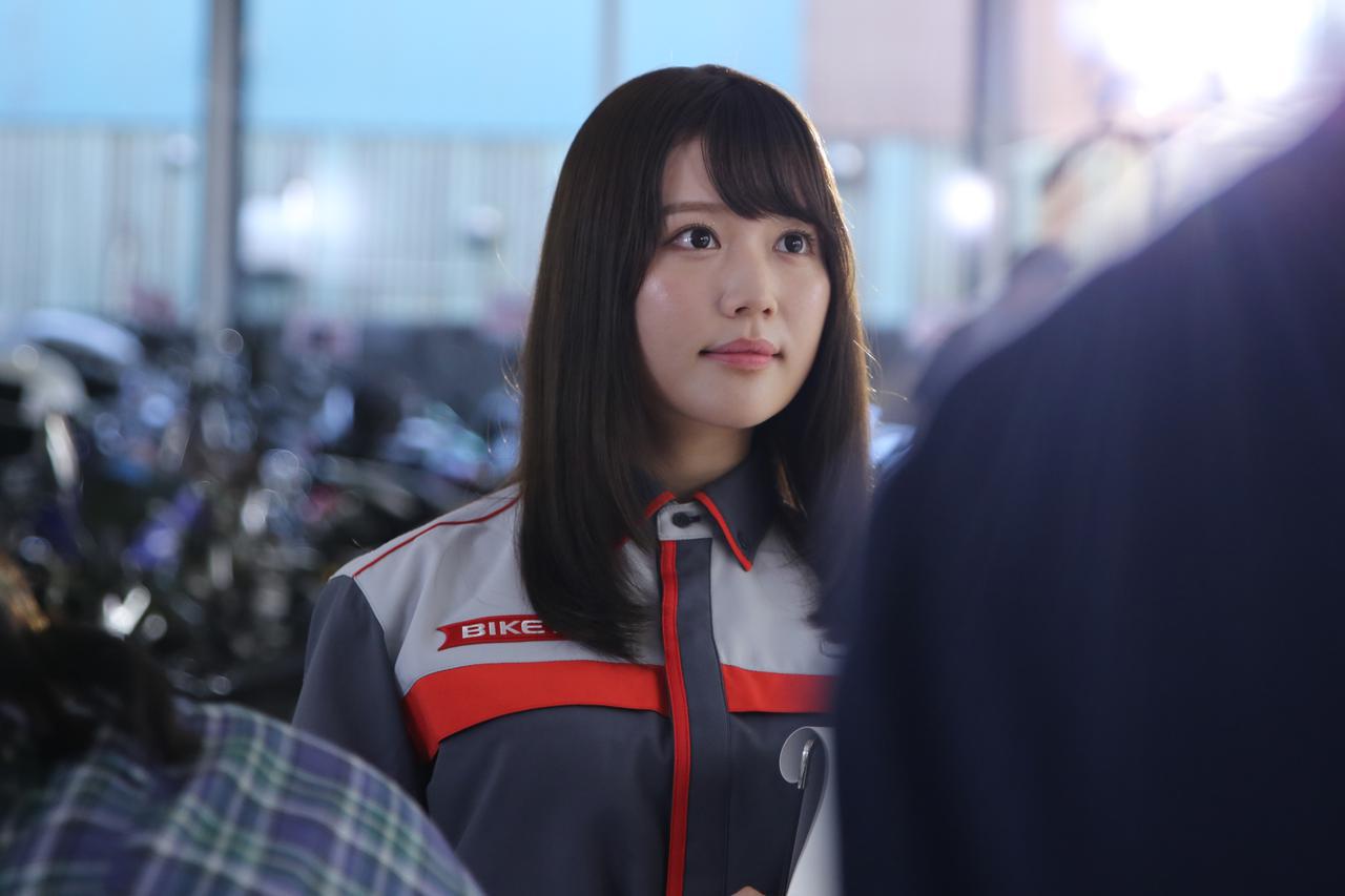 画像: ▲新CMで店舗スタッフ役を担当する小日向ゆかさん。