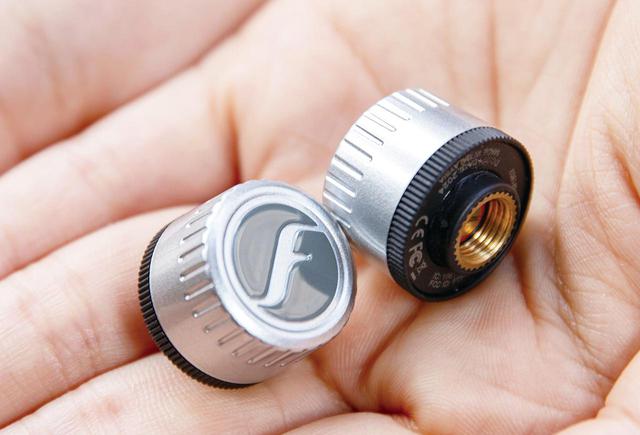 画像: センサーは直径20.2mm×高さ16.2mmと、既存製品のものよりも小さくて軽い。電池(CR1632)の寿命は約1年で、この交換も簡単。