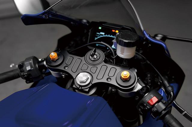 画像: MT-07はバーハンドルだが、YZF-R7はフロントフォークのトップブリッジ直下にセパレートハンドルを装着、前傾が強くなる。