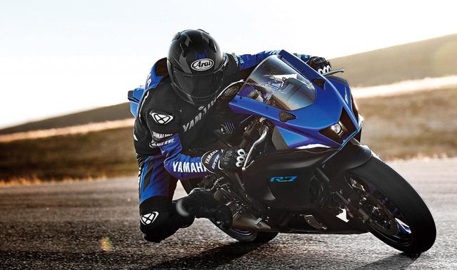 画像: ▲レーシーなフルカウルをまとったYZF-R7のスタイルだけを見ても、そのメカニズムはMT-07がベースになっているということはまず分からないだろう。