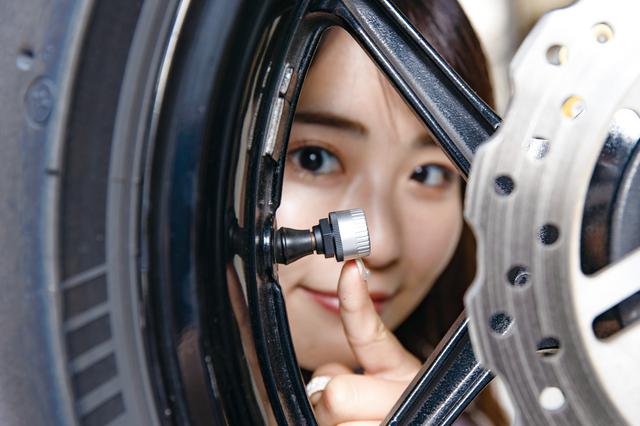 画像: FOBO BIKE 2 タイヤ空気圧監視システム 税込価格:9,980円 取り付けはバルブキャップと差し替えるだけ。センサーの重量はボタン電池込みで11.5gと軽く、IP57の防水防塵構造になっている。