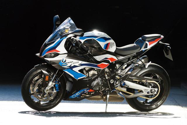画像: BMW M1000RR 総排気量:999cc エンジン形式:水冷4ストDOHC4バルブ並列4気筒 シート高:832mm 車両重量:192kg 税込価格:378万3000円~
