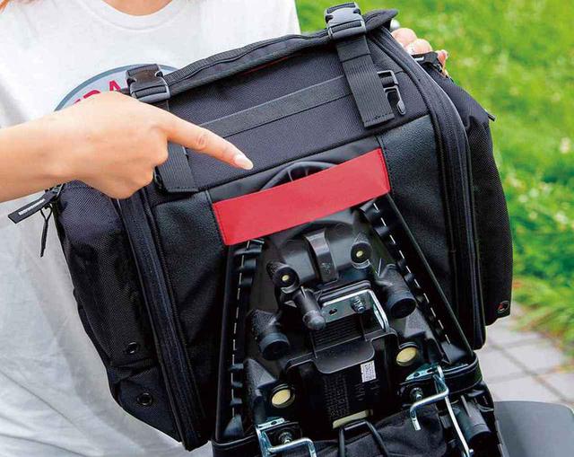 画像: シート後端をバッグ底面のベルトに挿し込んで前方向へのズレを防止。実際はシートを外さなくても挿し込めるので着脱の手間はほとんど増えない。