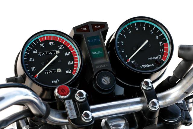 画像: アナログ2連メーターを装備。タコメーターは12000rpmスケールで、レッドゾーンは10000rpmから。手前の速度警告灯が時代を感じさせる。