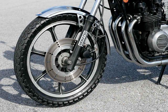 画像: ベースとなったZ500や後継のZ550FXのフロントブレーキはダブルディスクだったが、Z400FXはシングルディスクだ。