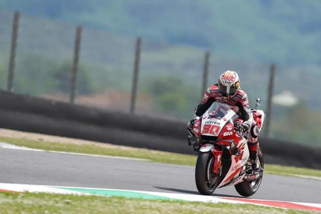 画像: 2021年MotoGP第6戦イタリアの予選を走る中上貴晶(ホンダ)。MotoGPなどのロードレースでは、コーナー前のブレーキングでリアタイヤがリフトするのは、「おなじみ」の光景といえます。 honda.racing