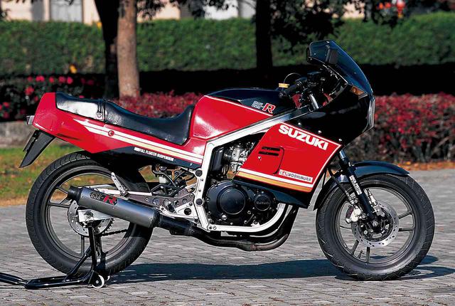 画像: SUZUKI GSX-R 1984年登場 総排気量:398cc エンジン形式:水冷4ストDOHC4バルブ並列4気筒 乾燥重量:152kg 当時価格:62万9000円