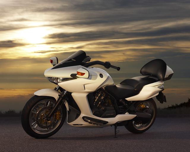 画像: 2008年3月にホンダがリリースした「DN-01」は、680ccの水冷4ストロークV型2気筒OHC4バルブエンジンに、油圧機械式無段変速機=HFTを組み合わせていました。当時の価格は1,239,000円(税込)でした。 www.honda.co.jp