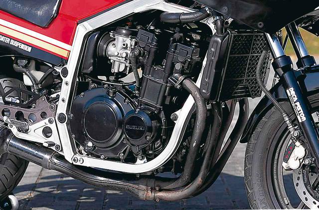 画像: 50PSを発揮した前年登場のGSX400FW用をベースに、GSX-R用の水冷直4は各部に大きな改良を施して59PSに出力を向上。