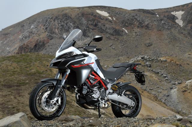 画像: DUCATI Multistrada 950S 総排気量:937cc エンジン形式:水冷4ストDOHC4バルブV型2気筒 最高出力:113PS/9000rpm 最大トルク:9.8kg-m/7750rpm シート高:820mm 車両重量:207kg 税込価格:199万円~214万円(消費税10%込) ※撮影車両は、スポークホイールを装備した「Multistrada 950S Spoked Wheels」