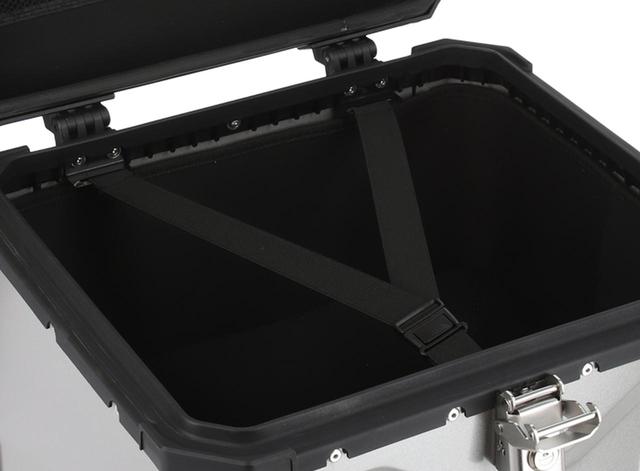 画像: 荷物を固定する内ベルト。