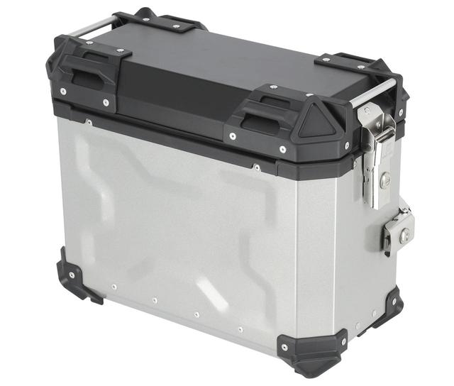 画像: HARD WORX パニアケース HXS38 38L 税込価格:3万4650円 カラー:シルバー、ブラック 容量:38L 外寸:460×230×380mm 重量:5.75kg 付属品:鍵×2本、リフレクター×2枚 ※ベースプレートは車両車種専用のベースプレートを使って取り付けます。 ※ハードワークスパニアケース用ベースプレートは現在、スズキ Vストローム250用がラインナップされています。