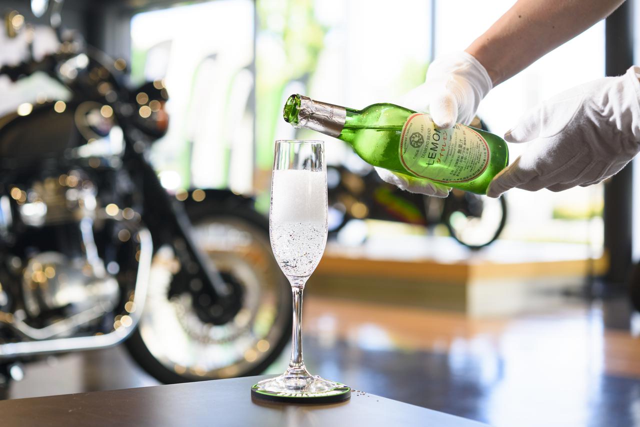 画像: ▲納車式のときに出される「ダイヤレモン」。後味がすっきりとしたサイダーです。家族や友人などと訪れて乾杯をするお客さんも多いそうです!