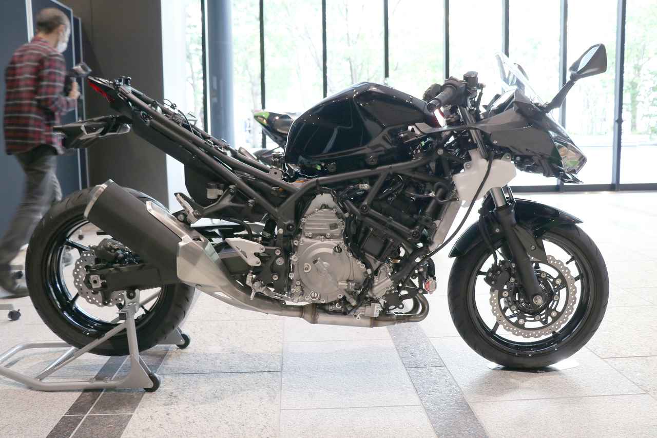 【速報！】カワサキモータース株式会社がスタート、事業方針説明会にハイブリッドバイクの研究車が登場！ webオートバイ
