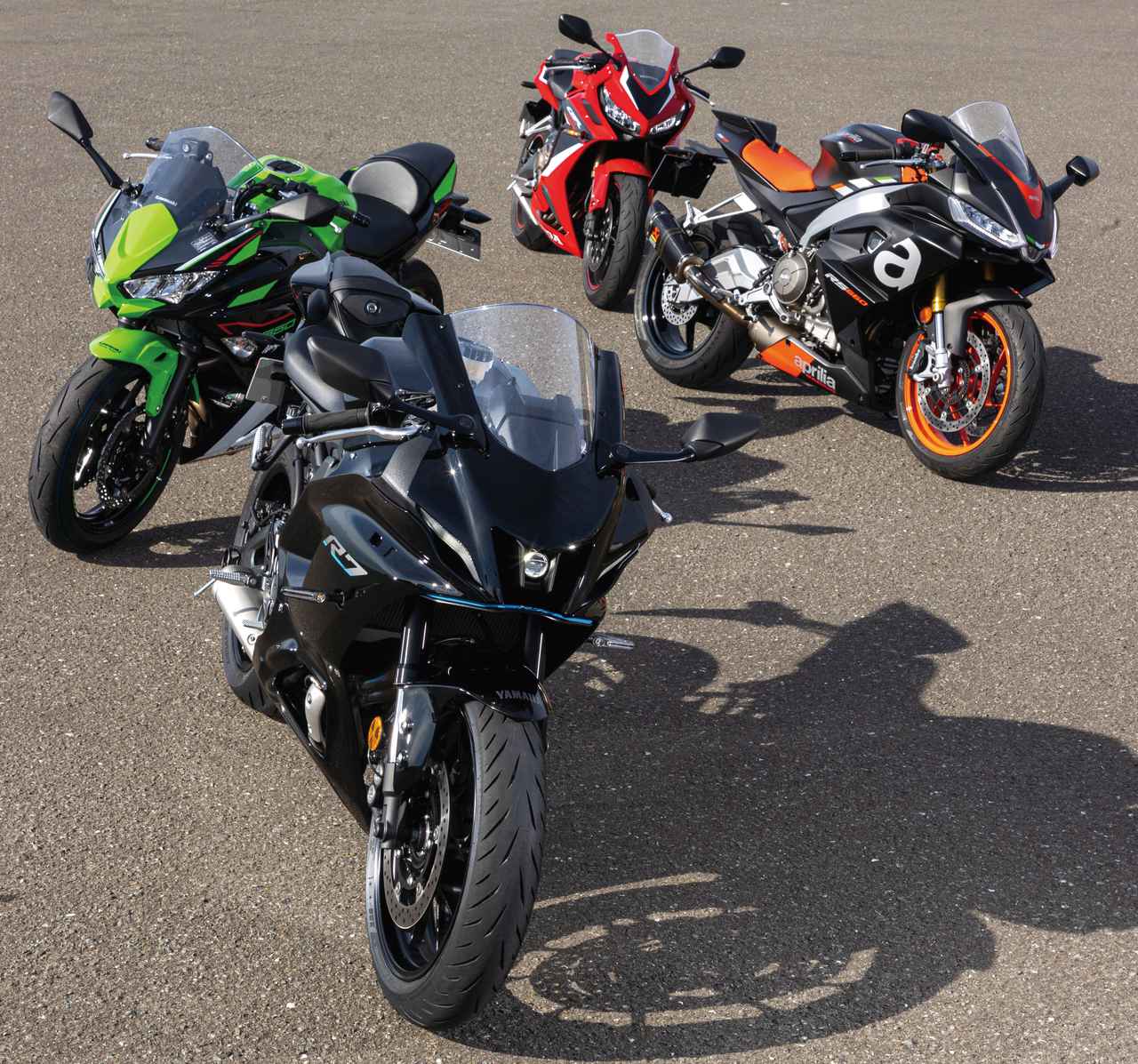 足つき＆各部装備を比較】ヤマハYZF-R7・ホンダCBR650R・カワサキ
