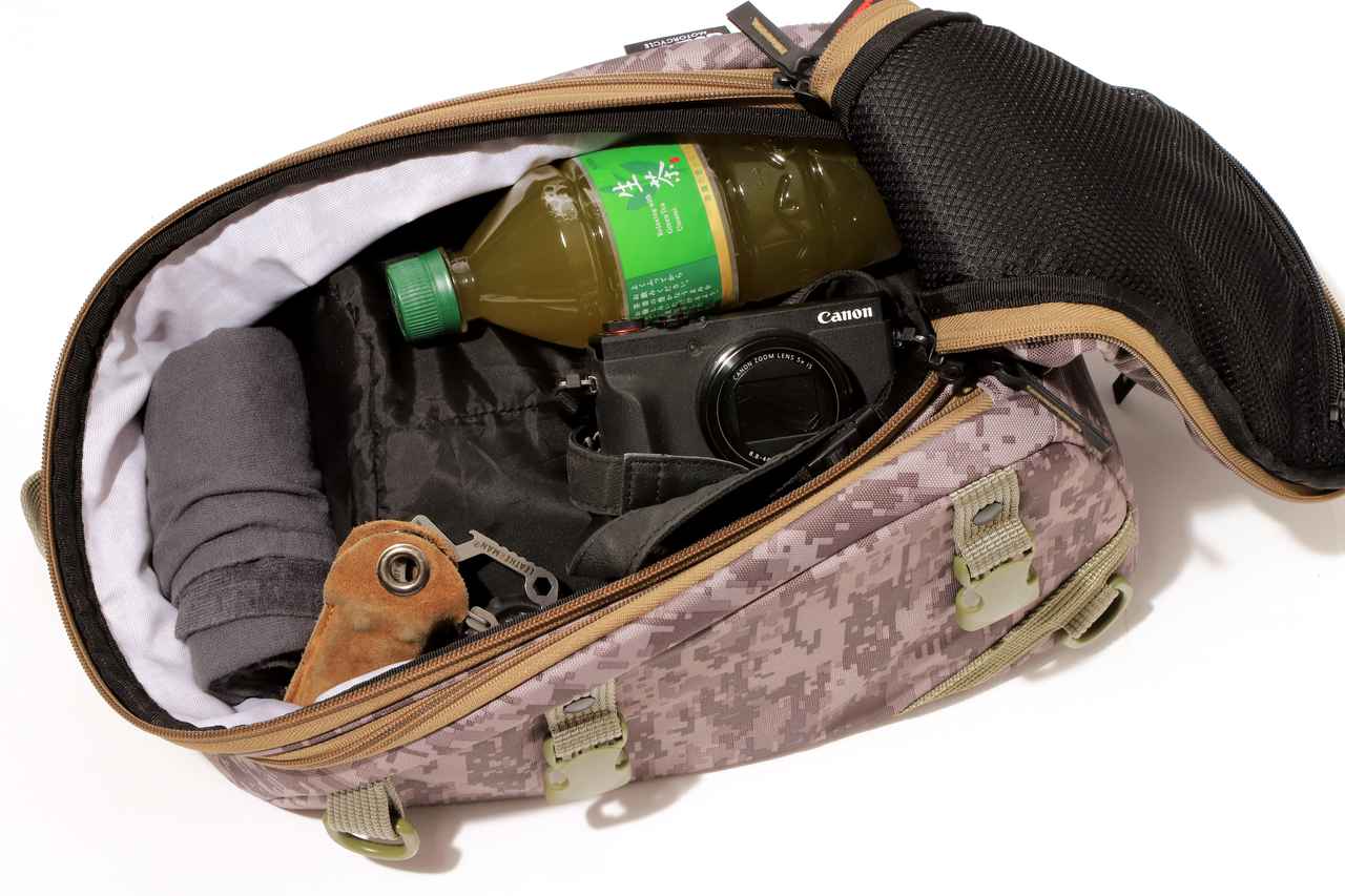 画像: ラウンド型のファスナーで中身の出し入れがラクラク。