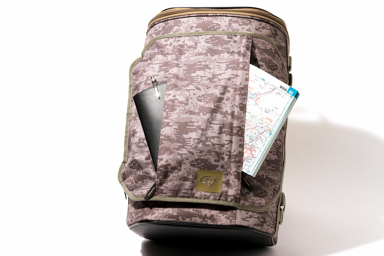 画像: トップ部分に薄型のポケットを搭載。マップも入ります。