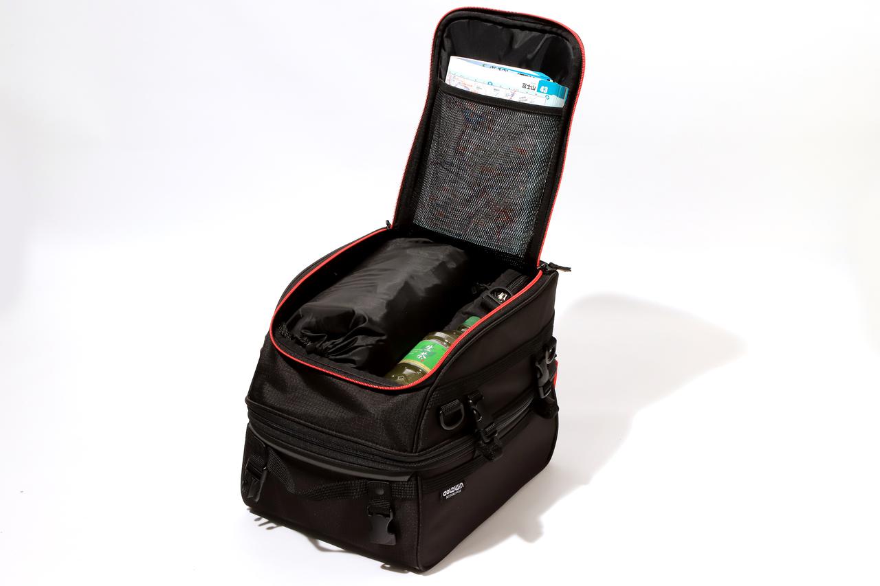 画像: フタの裏側にメッシュポケットを搭載。ここにA5サイズのマップがちょうどよく入ります。