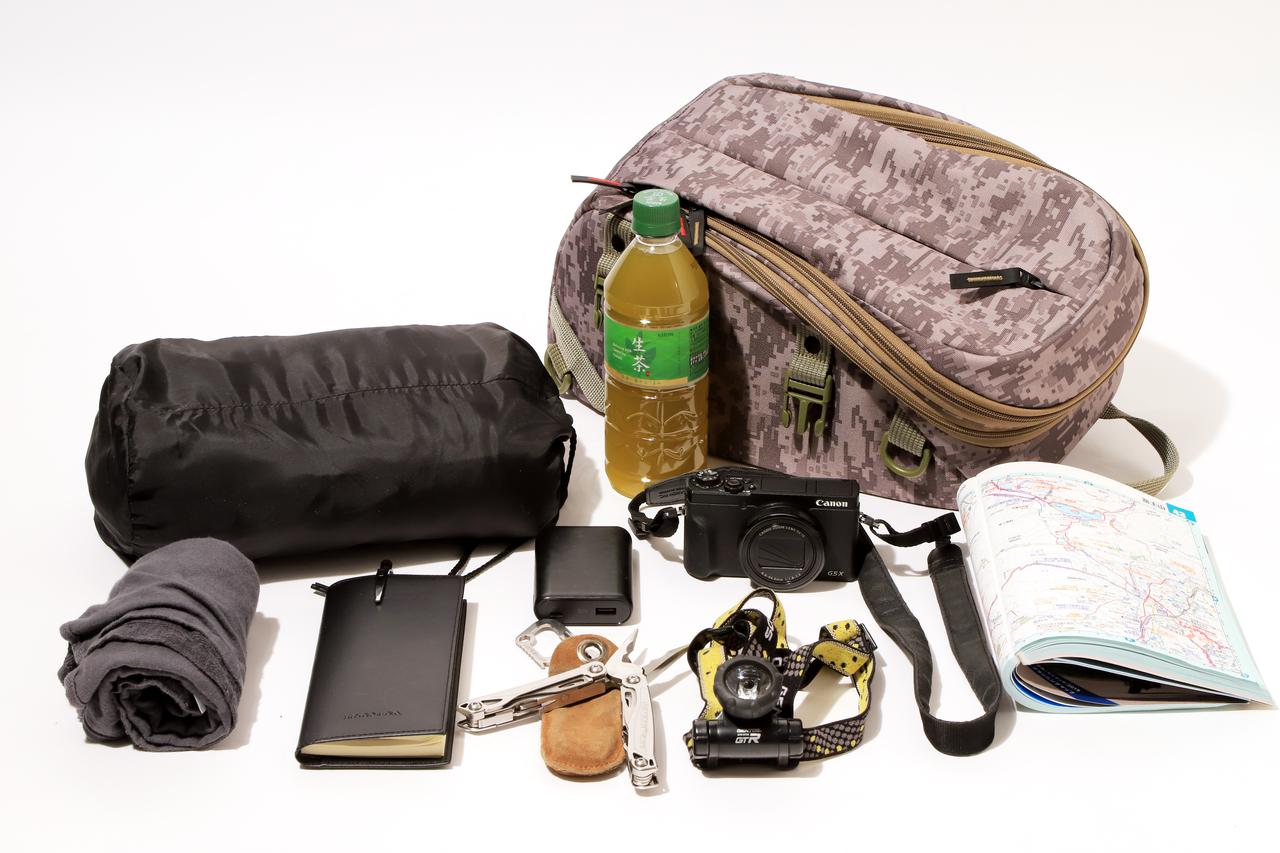 画像: レインウエアのほか、日帰りツーリングに必要な小物を入れるのにちょうどいいサイズ。