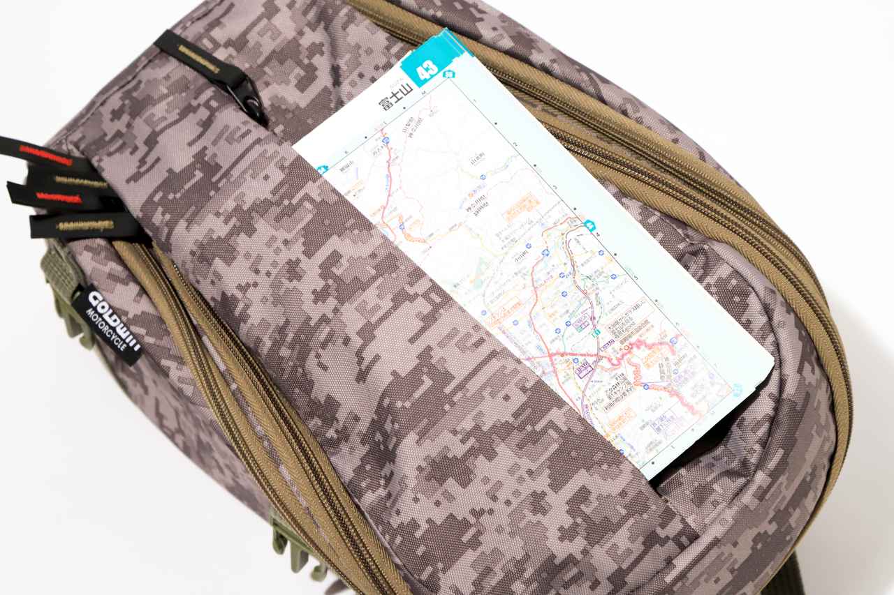 画像: トップ部分にはA5サイズのマップが入るポケットを装備。