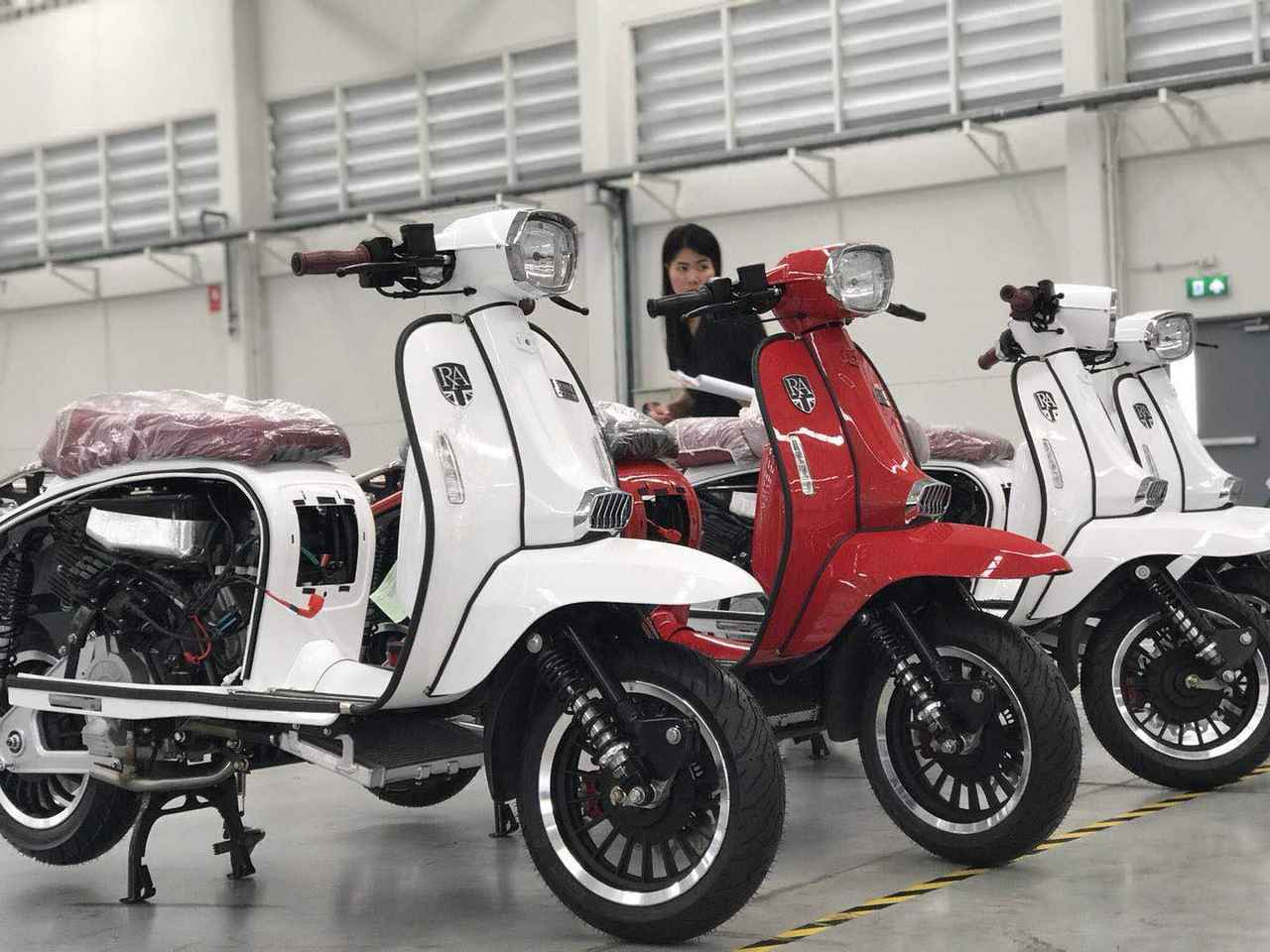 イギリス製スクーター「ロイヤル・アロイ」が日本上陸！ クラシカルなスチールボディに現代的メカニズムを合体 webオートバイ