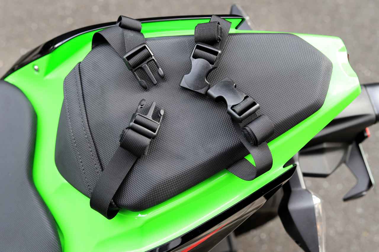 【積載インプレ】カワサキ「Ninja 400」に荷物を積む方法｜おすすめのバッグやパッキングの仕方を紹介 webオートバイ