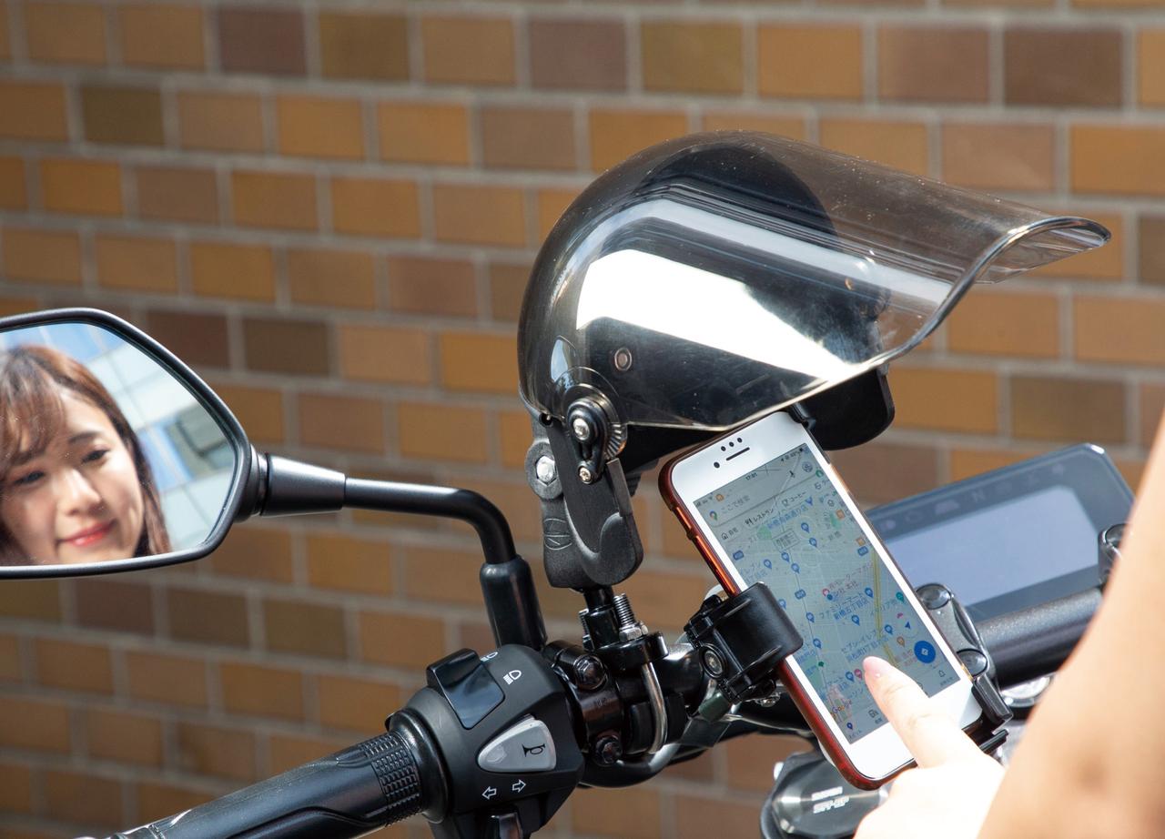 バイクに装着したスマホの見やすさをアップ！ 風雨対策＆熱暴走の抑止も期待できるデリバリーストック「スマホサンシェード」 - webオートバイ