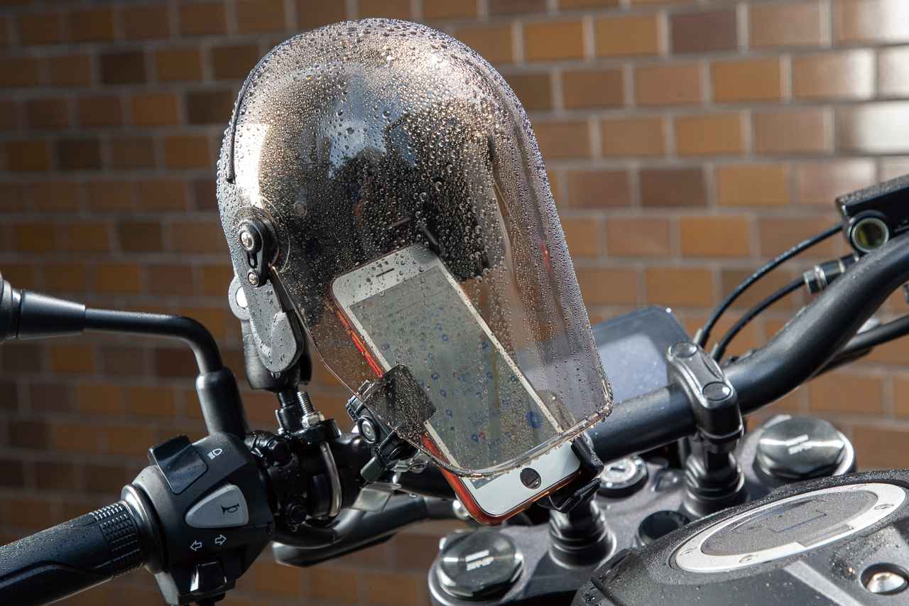 バイクに装着したスマホの見やすさをアップ！ 風雨対策＆熱暴走の抑止も期待できるデリバリーストック「スマホサンシェード」 - webオートバイ