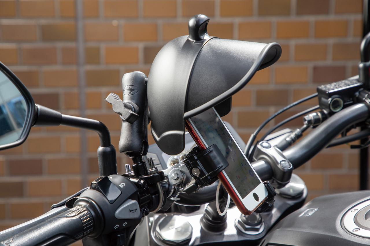 バイクに装着したスマホの見やすさをアップ！ 風雨対策＆熱暴走の抑止も期待できるデリバリーストック「スマホサンシェード」 - webオートバイ