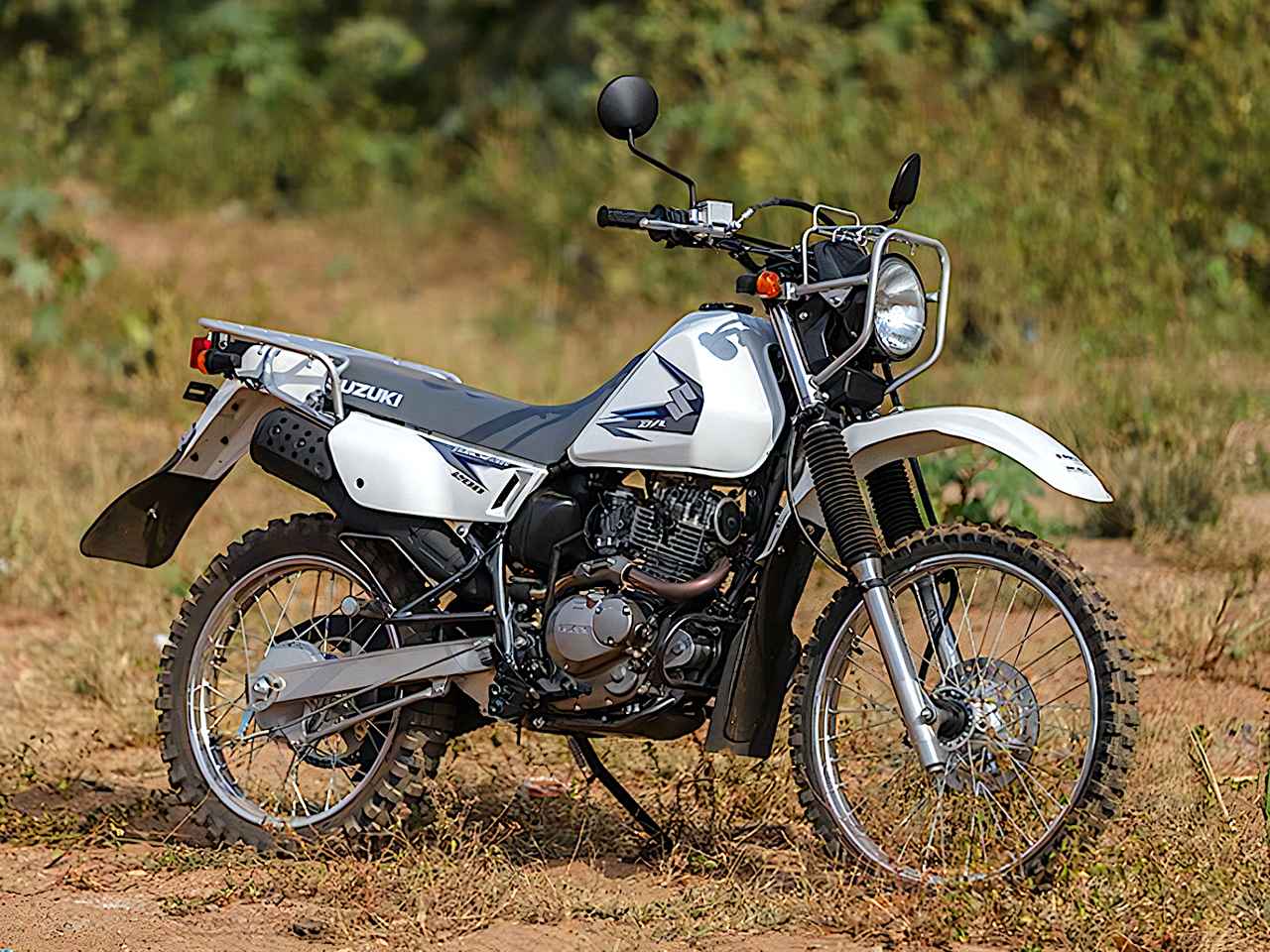 スズキ「DR200SE」｜全く同じモノ、日本で売ってました！ 名前は違うし25年前の話だけど【小松信夫の気になる日本メーカーの海外モデル