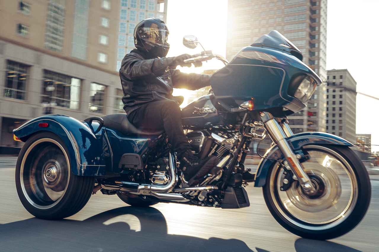 ハーレーダビッドソンがトライクの新型車「ロードグライド3」を発表！ 普通自動車MT免許で運転可能 - webオートバイ
