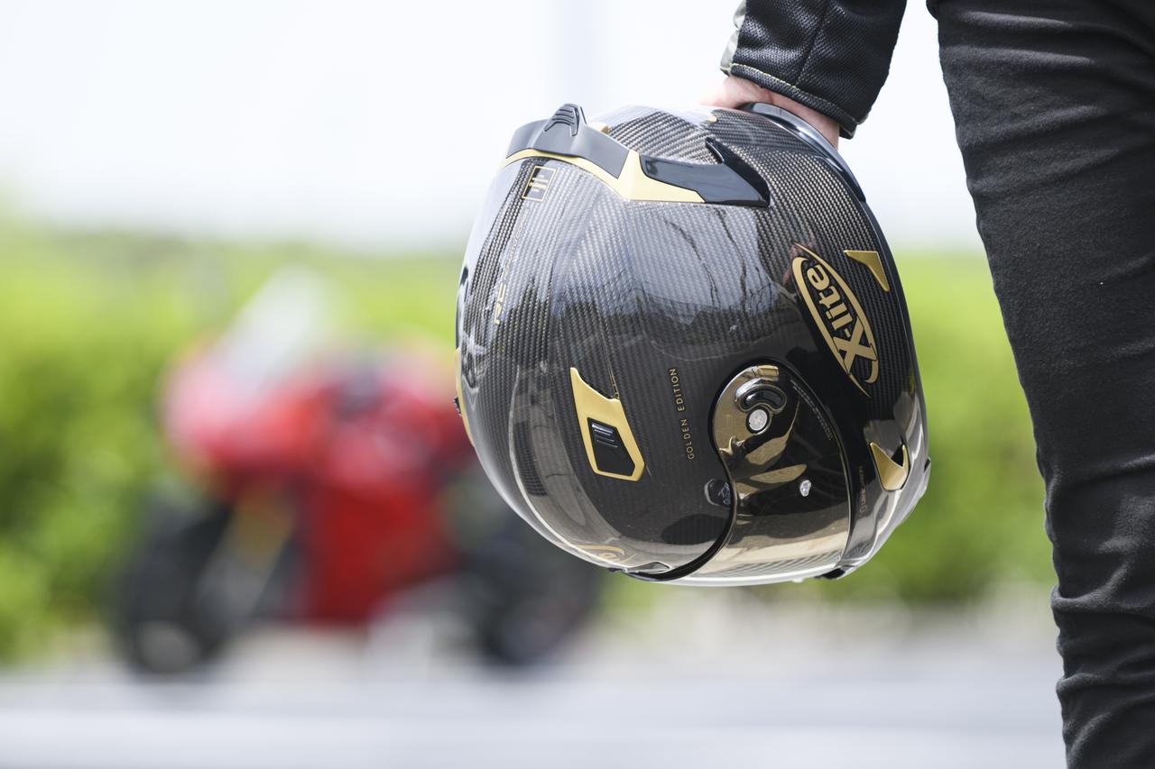 圧倒的なフィット性と空力特性を備えた、サーキット指向のフルフェイス
