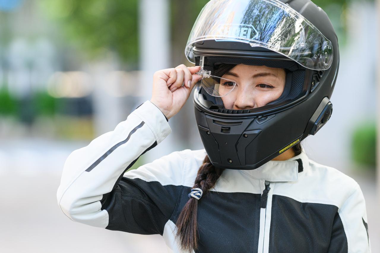 SHOEIのディスプレイ内蔵ヘルメット「OPTICSON（オプティクソン）」っ