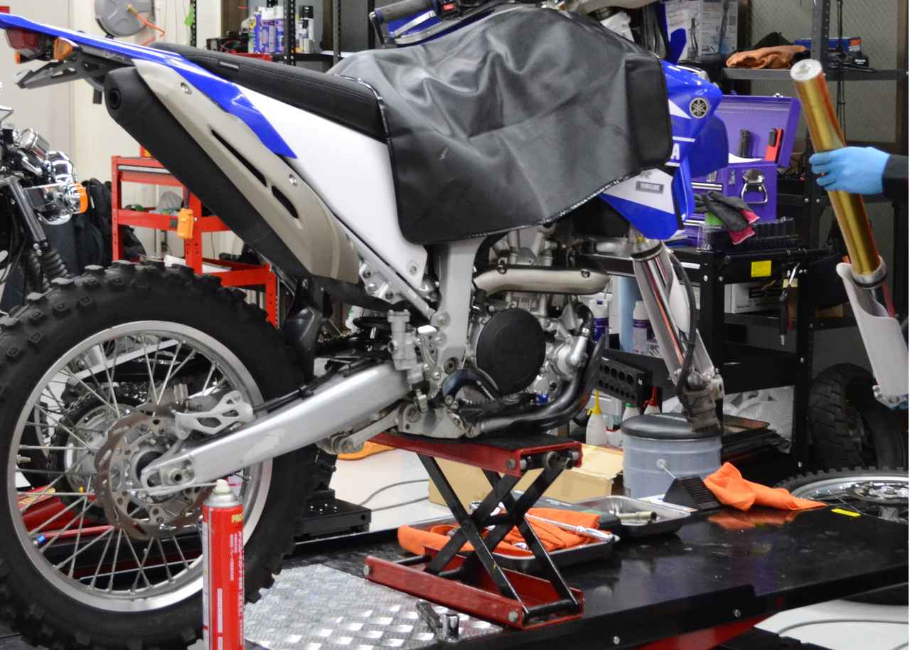 画像1: ▲バイク王での整備風景。