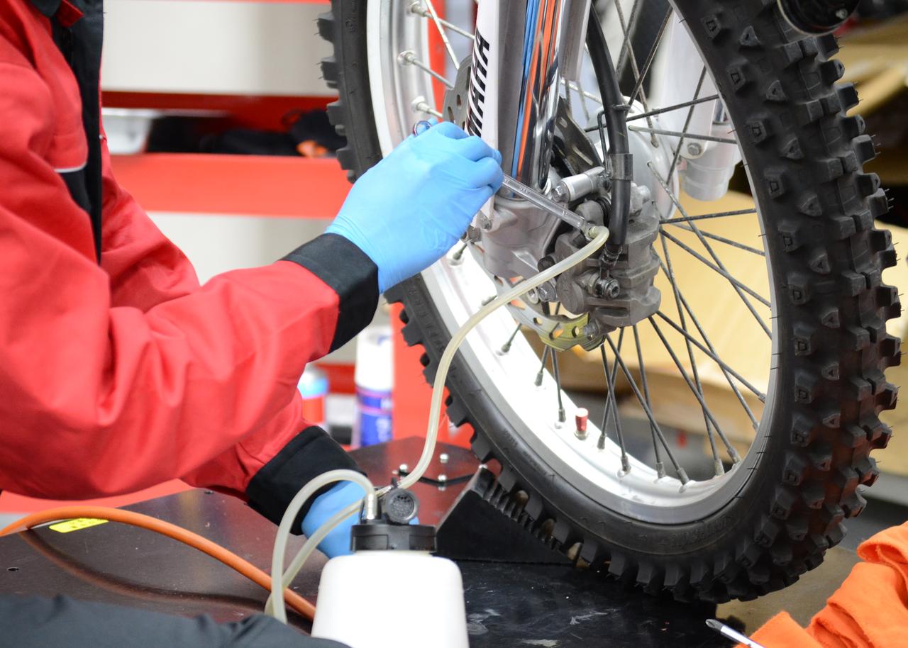 画像2: ▲バイク王での整備風景。