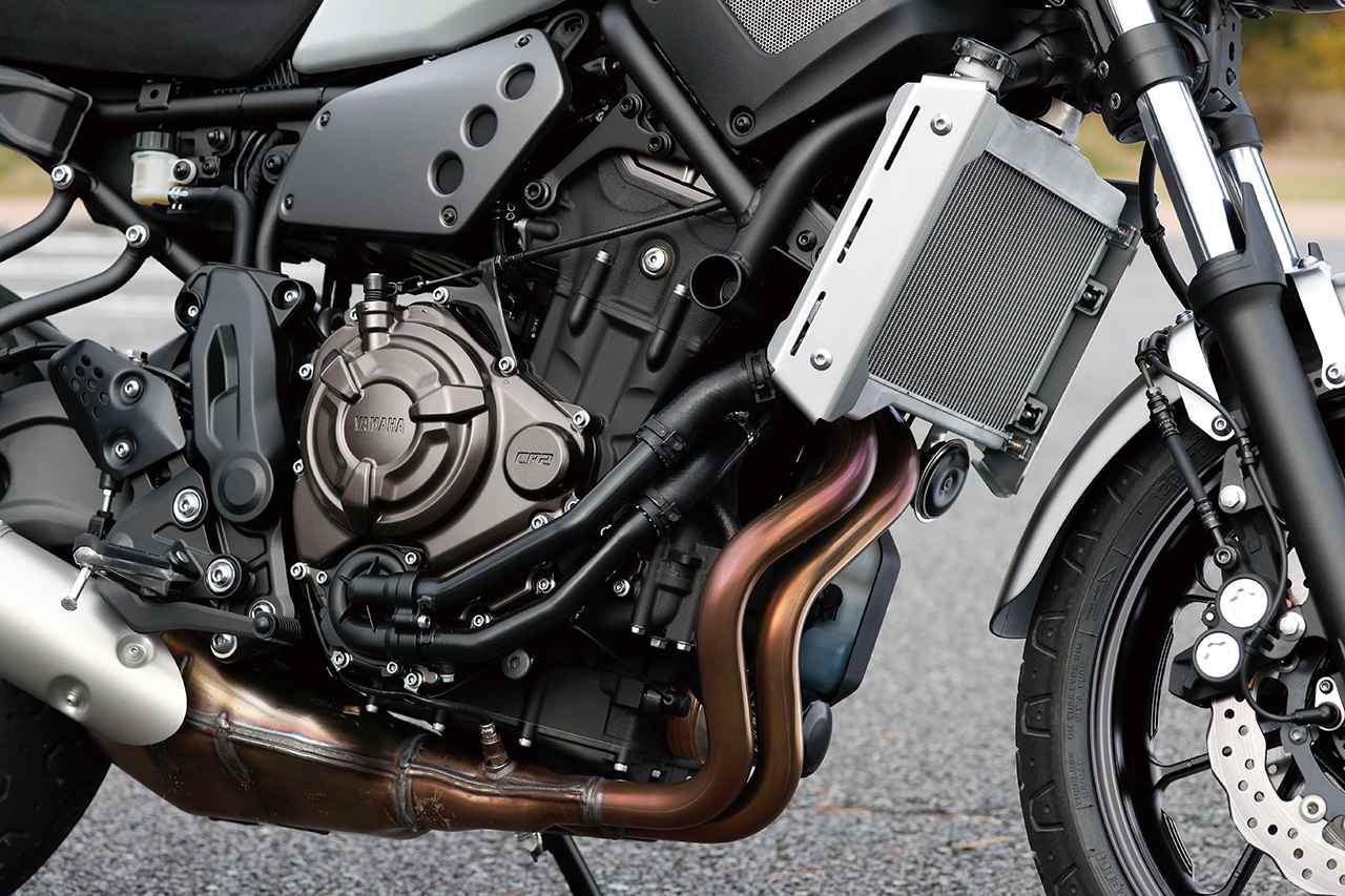 画像: こちらはMT-07用に新作された水冷2気筒エンジンを搭載。クロスプレーンクランクを採用した、常用回転域で力強いエンジンだ。