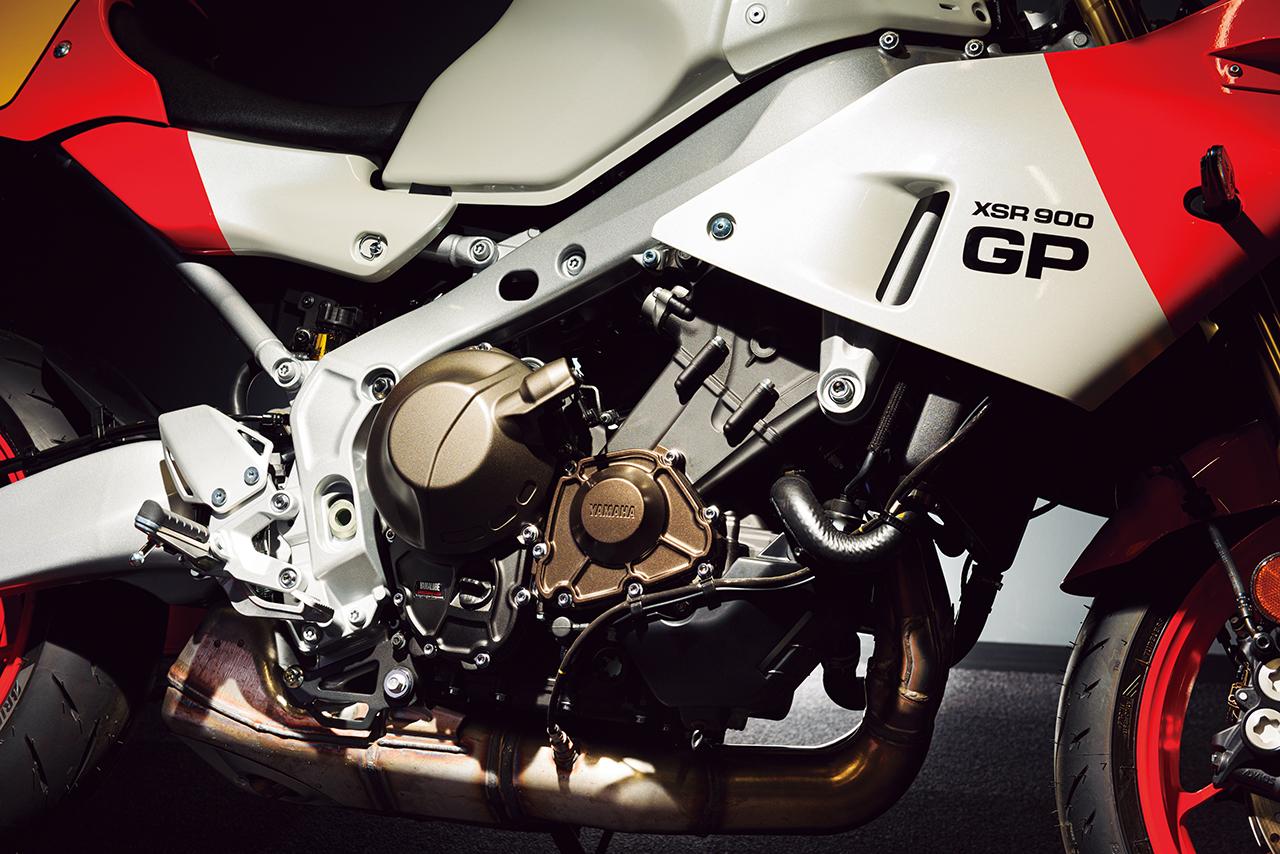 画像: XSR900GPでは、CP3プラットフォームの特徴であるCFダイキャストフレームの造形を強調するため、シルバーのフレームカラーを採用。淡いシルバー色をしっかりと発色させるため塗装工程を増やしている。