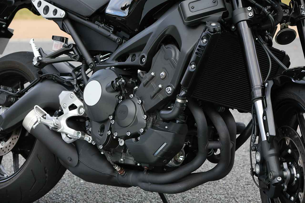 画像: MT-09用に新作された、等間隔爆発の120度クランクを採用した水冷3気筒エンジンを搭載。ショートマフラーも1970〜80年代のスポーツバイクを思わせる。