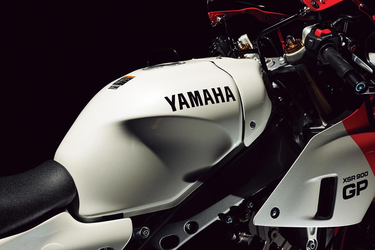 画像: XSR900ではシートとタンク後端にブリッジと呼ぶ隙間があったがXSR900GPでは、やや前傾したライディングポジションとともに、ライダーをより車体前方に着座させるためその隙間を廃止。肉厚なフォームを採用したシートを燃料タンク後端までデザインした。