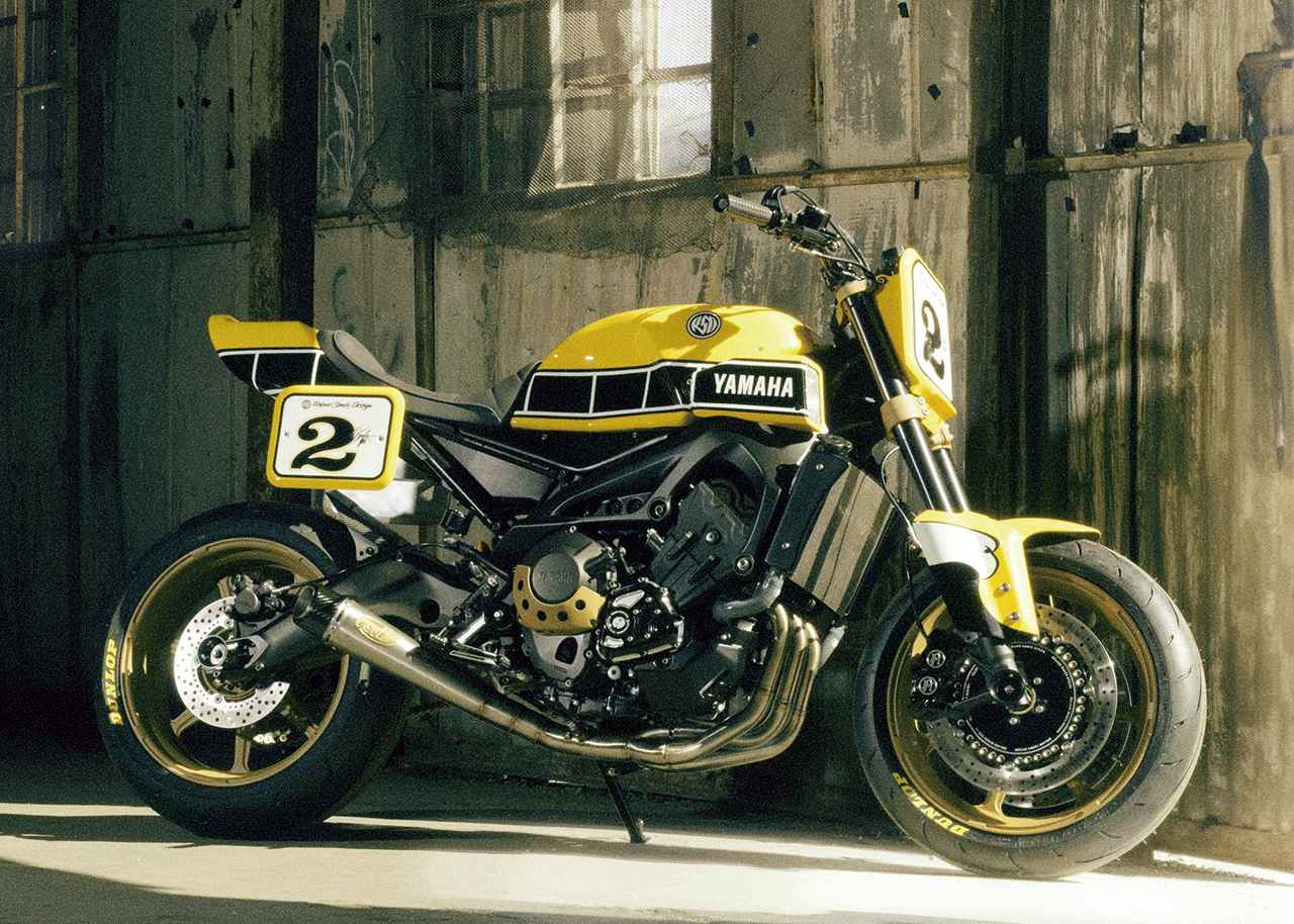 画像: 2015年のEICMA(ミラノ・モーターショー)で初公開されたXSR900と同時に展示されていた、アメリカのカスタムビルダー、ローランド・サンズ製作のケニー・ロバーツ・リスペクトモデル。