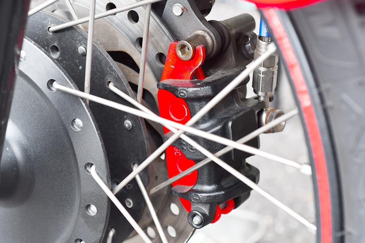 エバテックハンターカブ125 リアブレーキキャリパー 取り付け