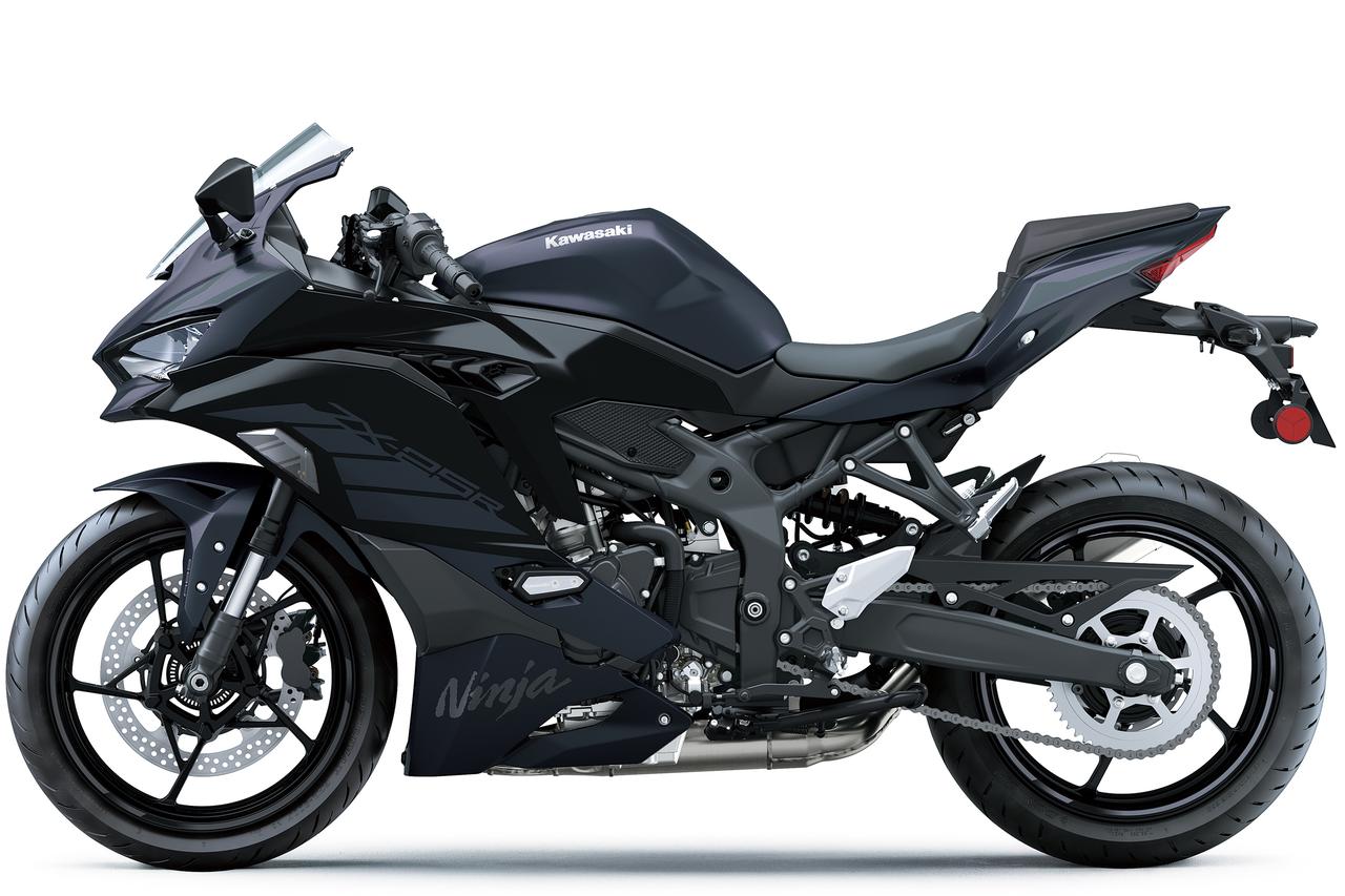カワサキ「Ninja ZX-25R SE」がカラーチェンジ！ 2025年モデルはメタリックブラックと艶消しのグレーを掛け合わせたシックな色合い ...