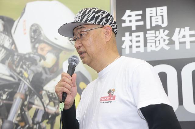 画像: ▲バイク情報ラジオ番組「ライダーズ」のパーソナリティとしても知られるステップ堀田さんは、技術的な質問を投げかけつつ冗談を飛ばすなど、大いに場を盛り上げていた。