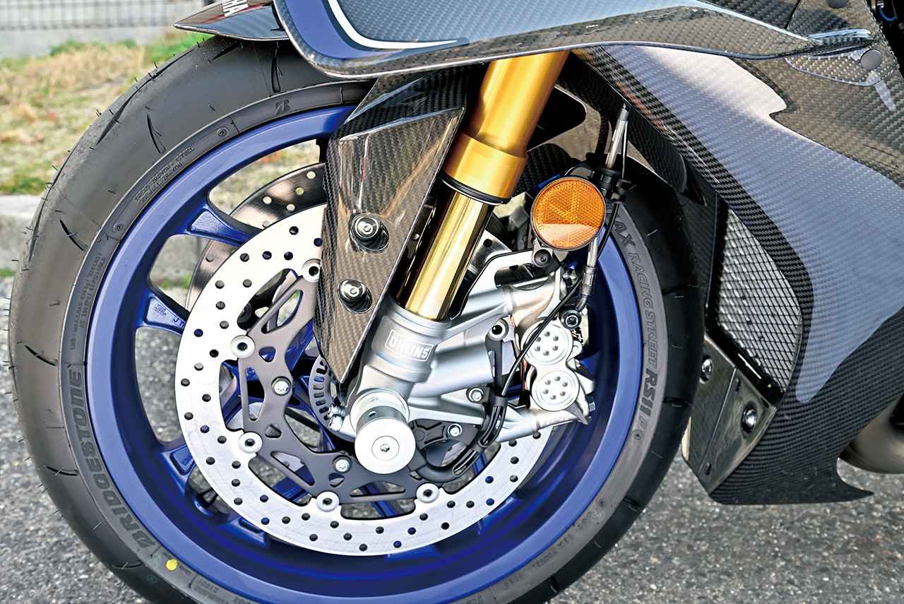 画像: R1Mはオーリンズ製だがR1のみ新たにSDF機構搭載のフロントサスを採用。左右で独立した減衰力調整が可能となり、足まわりの精密な制御を実現。