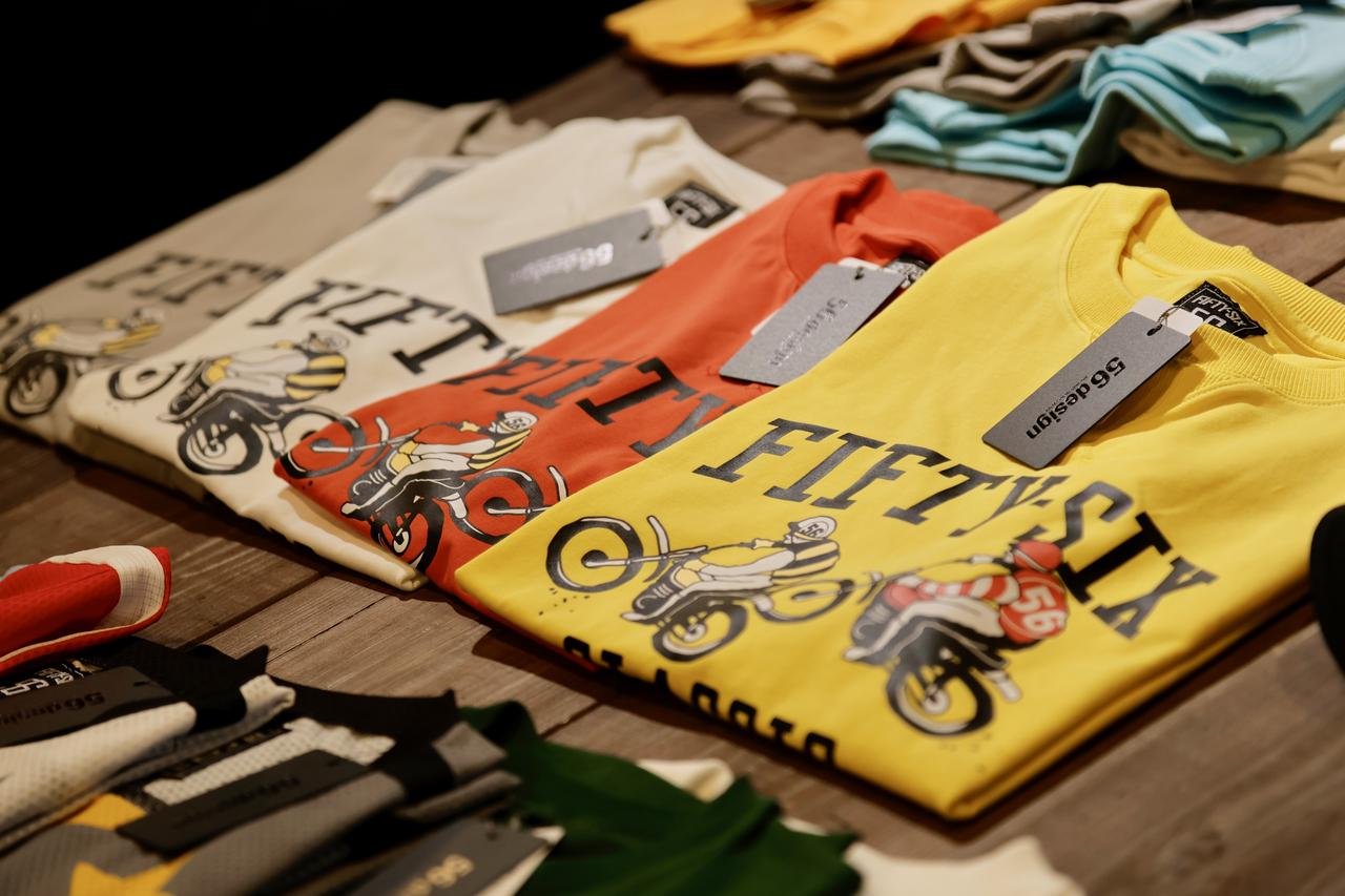 画像2: オリジナルTシャツはバイクをテーマにしつつ、ポップなものが多く普段着としても取り入れやすい。お土産としても人気が高いそうだ。